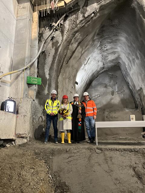 In einer feierlichen Zeremonie wurde Bezirksvorsteherin Silvia Janković (SPÖ) zur Patin des Tunnels Bacherplatz/Reinprechtsdorfer Straße ernannt  | Foto: BV5/Lukas Mallinger