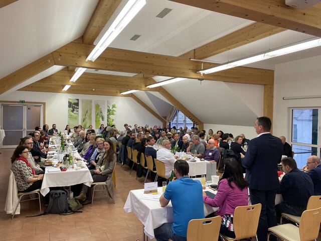 93 Unternehmer aus dem Waldviertel fanden sich im Waldland-Panoramasaal ein. | Foto: Bernhard Schabauer