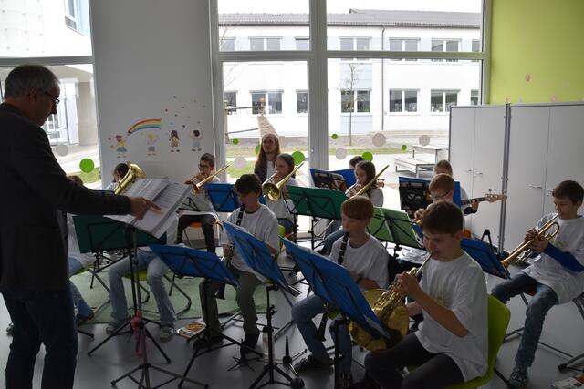 Feierliche Eröffnung des Zubaus der Volksschule in Wieselburg: Die Schüler weihten das neue Gebäude musikalisch ein. | Foto: Roland Mayr