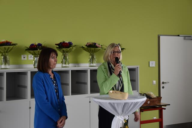 Feierliche Eröffnung des Zubaus der Volksschule in Wieselburg: Volksschul-Direktorin Helga Jungwirth (r.) und Mittelschul-Direktorin Waltraud Puppenberger freuen sich über die Erweiterung des Gebäudes. | Foto: Roland Mayr