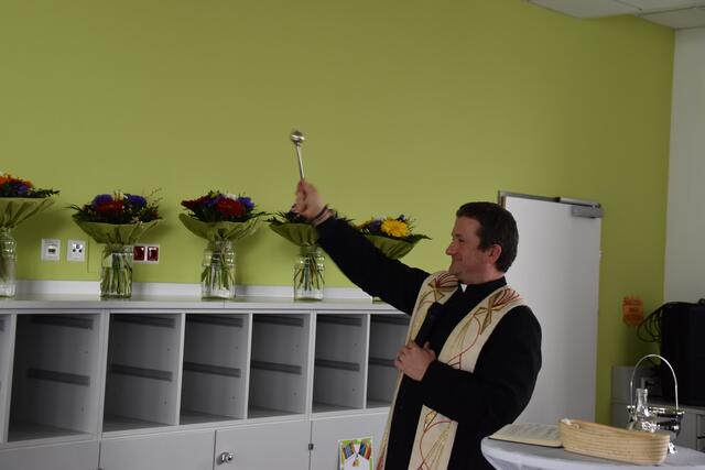 Feierliche Eröffnung des Zubaus der Volksschule in Wieselburg: Pfarrer Daniel Kostrzycki segnete das rundum erweiterte Schulgebäude. | Foto: Roland Mayr