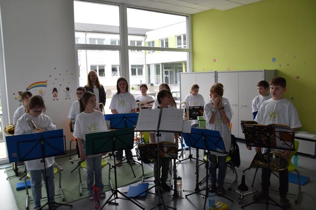 Feierliche Eröffnung des Zubaus der Volksschule in Wieselburg: Die Schüler weihten das neue Gebäude musikalisch ein. | Foto: Roland Mayr