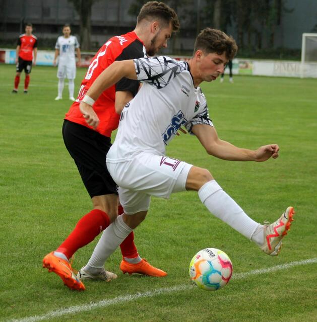 Der ASV Draßburg und Stephan Schimandl (li.) wollen bei Leader SK Rapid II wie in der Vorwoche eine gute Leistung zeigen.  | Foto: Oliver Frank