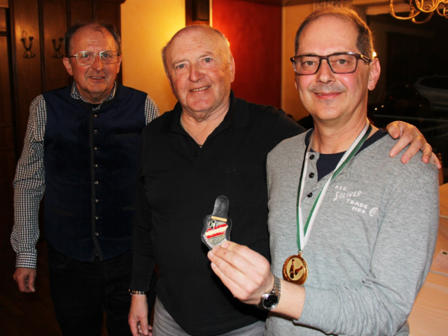 Walter Hojas, Josef Rothschedl und Günter Orthaber mit seinem neuen Funktionsschild | Foto:  Wutte