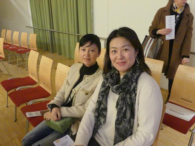 Sunny Ji und Cinthia Chen warten auf den Auftritt. | Foto: Nina Taurok