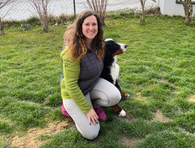 Christina Fruhwirth mit Dorian, einem der acht Hunde, die als Welpen beim Filmdreh dabei waren. | Foto: Kern