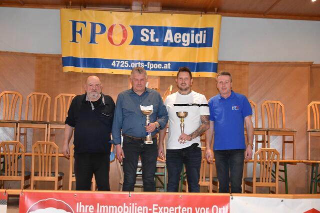 Die Trostrundengewinner – v. l.: Alois Hamedinger (3. Platz), Fritz Jobst (1. Platz), Niklas Dräxler (2. Platz) und Ortsparteiobmann Anton Hamedinger.
 | Foto: FPÖ St. Aegidi