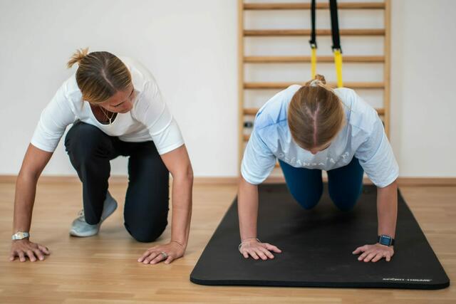 Bei Bettina Laad wird in kleinen Gruppen trainiert. So kann sie sich Zeit für jede Teilnehmerin nehmen.  | Foto: Amie Garcia