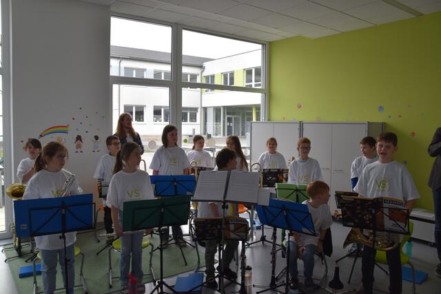 Feierliche Eröffnung des Zubaus der Volksschule in Wieselburg: Die Schüler weihten das neue Gebäude musikalisch ein. | Foto: Roland Mayr