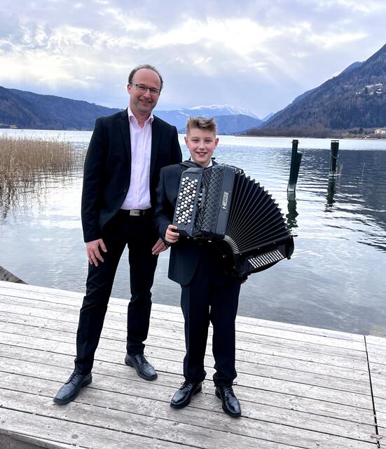 Paul Weinberger (Akkordeon, AG I, 1.Preis mit Berechtigung zur Teilnahme beim Bundeswettbewerb) mit seinem Lehrer Christian Theuermann.