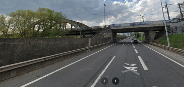 Nicht nur der Ostbahnsteg selbst, sondern auch der angehängte Fußgängerweg wird erneuert. | Foto: Google Maps (Screenshot)