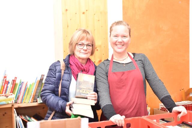 Sonja Köck (Fotoclub Hall) mit Mitarbeiterin Mareen Spannagel  | Foto: Kendlbacher