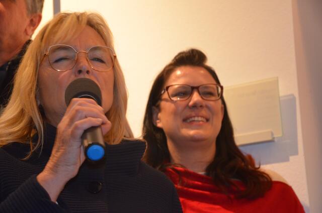 Galerieleiterin Heidi Pucher und Landesrätin Sara Schaar