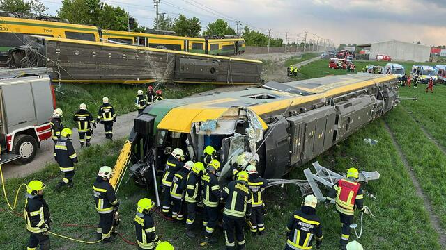Bei dem Unglück wurden mehrere Personen verletzt, ein 25-jähriger Musiker kam ums Leben. | Foto: Pressestelle BFK Mödling / Lukas Derkits