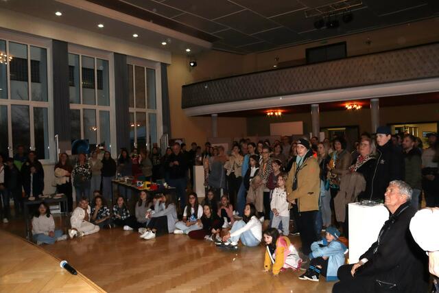 Bei der Finissage konnten zahlreiche Besucher:innen begrüßt werden.  | Foto: Elisabeth Zangerl 