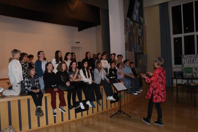 Die Schüler:innen des Musikzweigs mit Pädagogin Katharina Auer waren für die musikalische Umrahmung der Finissage zuständig.  | Foto: Elisabeth Zangerl 