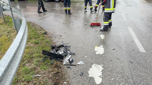 Aufräumarbeiten nach dem Verkehrsunfall in Saffen: Im Kreuzungsbereich der Bundesstraße 22 kollidierte ein Auto mit einem Lastkraftwagen. | Foto: Doku NÖ