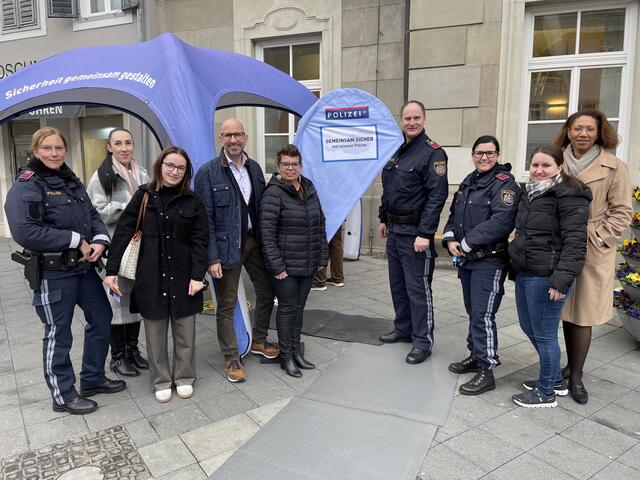 Bürgermeister Michael Schumacher (4.v.l.) und LAbg. Bernadette Kerschler (5.v.l.) mit den Bediensteten der Polizeiinspektion Leutschach vor dem Rathaus Leibnitz | Foto: Waltraud Fischer