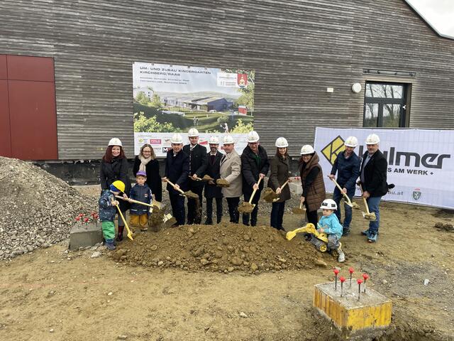 Beim Spatenstich in Kirchberg – mit Bürgermeister Helmut Ofner (6.v.l.), Architekt Hans Peter Sperl (5.v.l.) und Kindergartenleiterin Irmgard Köck (l.) – packten auch gleich die Kleinen des Kindergartens ihr Werkzeug aus. | Foto: RegionalMedien