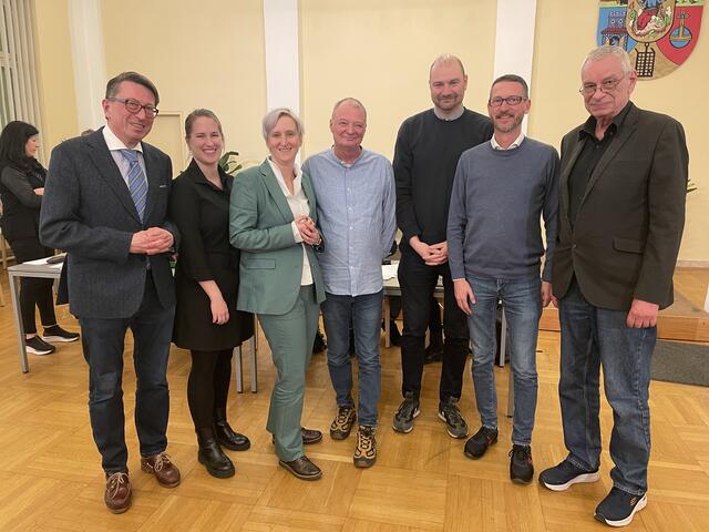 (V.l.) Maly, Schneckenreiter, Hanel-Torsch, Feitsch, Kerekes, Österreicher und Jurjans setzen sich für einen "Tag der Demokratie" ein. | Foto: Tamara Winterthaler