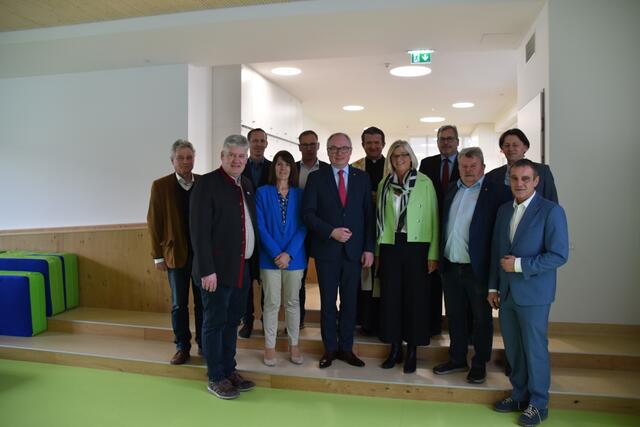 Feierliche Eröffnung des Zubaus der Wieselburger Volksschule: Die zahlreich erschienen Ehrengäste bestaunten die neuen Räumlichkeiten. | Foto: Roland Mayr