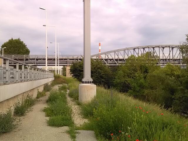 Während der Sperre des Ostbahnstegs können Fußgängerinnen und Fußgänger auf den Gaswerksteg ausweichen. | Foto: Helmut Gring