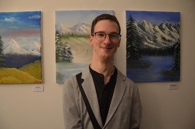 Sebastian Santner vor einigen seiner Werke