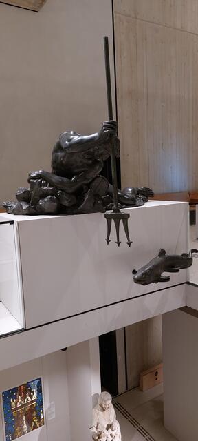 Skulptur im 1. Stock mit Blick auf Erdgeschoss  | Foto: Zuzana Kobesova 2024