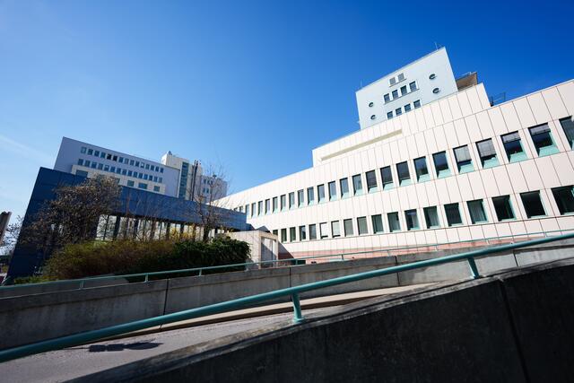 Laut AUVA-Betriebsrat wurden bisher jährlich 5.000 Operationen im Traumazentrum durchgeführt. | Foto: EVA MANHART / APA / picturedesk.com