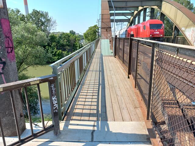 Noch sieht der Ostbahnsteg so aus. Ab 11. März starten die Bauarbeiten, um diesen zu erneuern und verbreitern. | Foto: MA 29/Stadt Wien