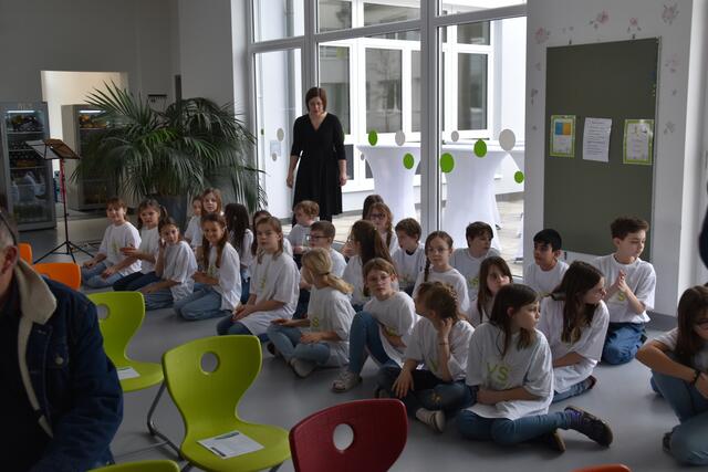 Feierliche Eröffnung des Zubaus der Volksschule in Wieselburg: Die Schüler weihten das neue Gebäude musikalisch ein. | Foto: Roland Mayr