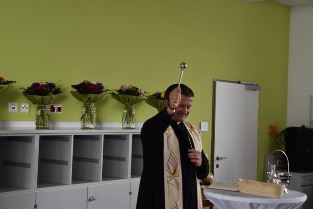 Feierliche Eröffnung des Zubaus der Volksschule in Wieselburg: Pfarrer Daniel Kostrzycki segnete das rundum erweiterte Schulgebäude. | Foto: Roland Mayr