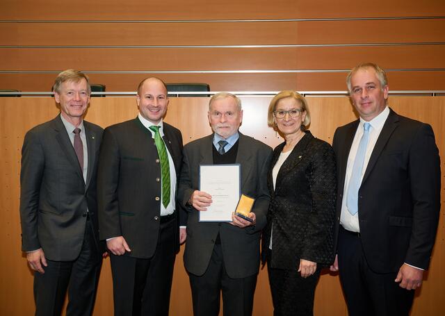 Bezirkshauptmann Peter Suchanek, Bürgermeister Paul Frühling, Gerhard Settelmaier, Landeshauptfrau Johanna Mikl-Leitner und Feuerwehrkommandant Christian Stummer. | Foto: Foto: NLK Pfeiffer
