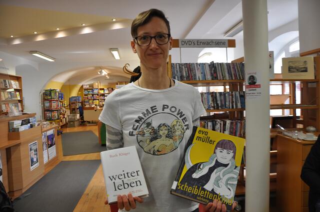 Eva Taxacher vom Frauenservice Graz stellte anlässlich des Weltfrauentages Bücher von Frauen über Frauen vor.  | Foto: Olga Seus