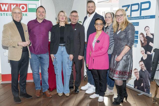 Organisator Sigi Nerath, Martin Veigl (Tao Coaching), Margot und Markus Pump (ZPP Dentalmedizintechnik), Bürgermeister Thomas Rauninger, Sara Bafaro (Iron Women), Gerhild Stadtschnitzer-Kolb (Abenteuer Erzberg) und Andrea Lassacher (Frau in der Wirtschaft) (v.l.) stellten sich beim Wirtschaftsfrühstück dem Thema Weltfrauentag. | Foto: Klaus Pressberger