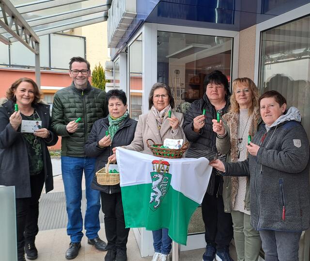 Die Edelschrotter VP Frauen mit Ortsgruppenleiterin Martina Holzmann (l.) verteilten Lippenstifte, auch Bürgermeister Georg Preßler half ein bisschen mit. | Foto: Holzmann