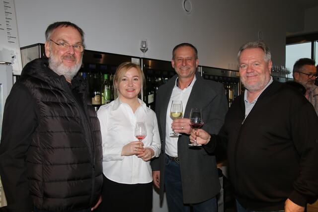 (v.l.) Pächter Josef Wallner, Vinothekchefin Oksana Wallner, Vizebürgermeister Martin Horak (ÖVP) und Bürgermeister a.D. Richard Hermann.  | Foto: Eduard Wimmer