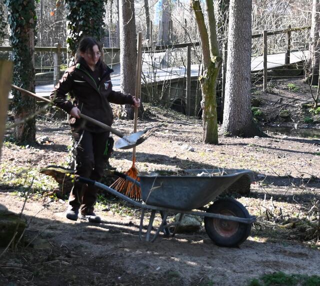 Pia sorgt für ein sauberes Gehege.  