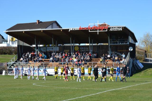 150 Besucher warteten an diesem Nachmittag vergeblich auf Tore ihrer jeweiligen Mannschaften. | Foto: Wolfgang Feichtinger