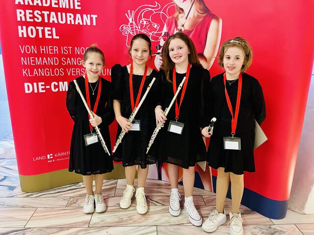 Paula Salzmann, Anna Maria Steinbauer, Alisa Waschnig und Clarissa Zarfl (Querflöte) vom Ensemble „Flute Connection“ konnten sich in der Altersgruppe B einen 1.Preis mit Auszeichnung sichern.