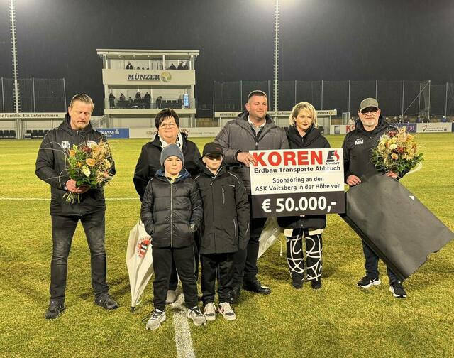 Die Familie Koren überreichte ASK-Obmann Michael Münzer einen 50.000 Euro-Scheck. | Foto: ASK Voitsberg