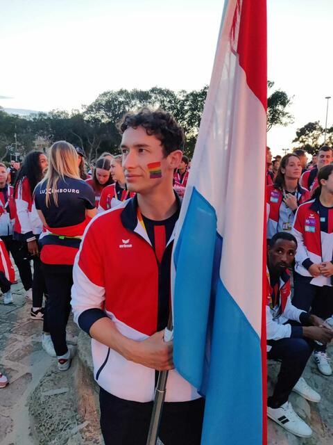 Mit den Regenbogenfarben im Gesicht bringt Eric Glod bei internationalen Bewerben sein Anliegen zum Ausdruck: Queerness im Sport muss möglich sein. | Foto: privat