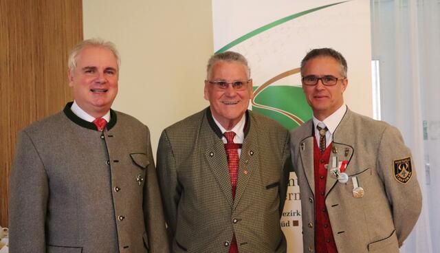 Trugen und tragen den Klang der Begeisterung für die Blasmusik weiter: Bezirksobmann a.D. Franz Muhr (li) mit seinem Vorgänger Bezirksobmann a.D. Franz Mesicek (Bildmitte) und dem neuen Bezirksobmann Walter Kohlfürst. | Foto: Edith Ertl