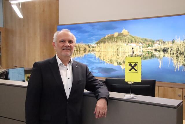 43 Jahre im Rückblick: Ewald Richter, Vorstandssprecher der Raiffeisen-Regionalbank Güssing-Jennersdorf, ist in den Ruhestand gewechselt. | Foto: Martin Wurglits