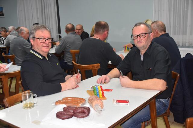 Beim Schnapsen ging es um die Wurst. | Foto: Michael Strini