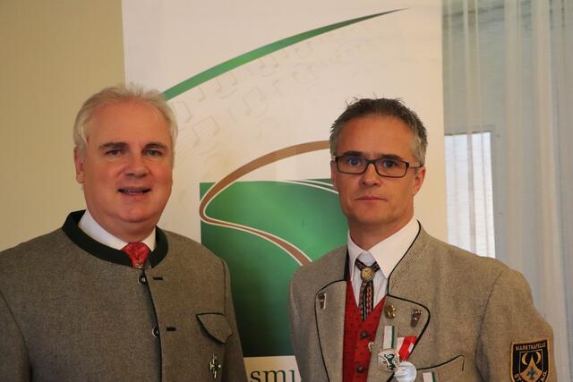 Walter Kohlfürst (re) wurde einstimmig zum neuen Bezirksobmann gewählt, er übernahm das Ehrenamt von Franz Muhr. | Foto: Edith Ertl