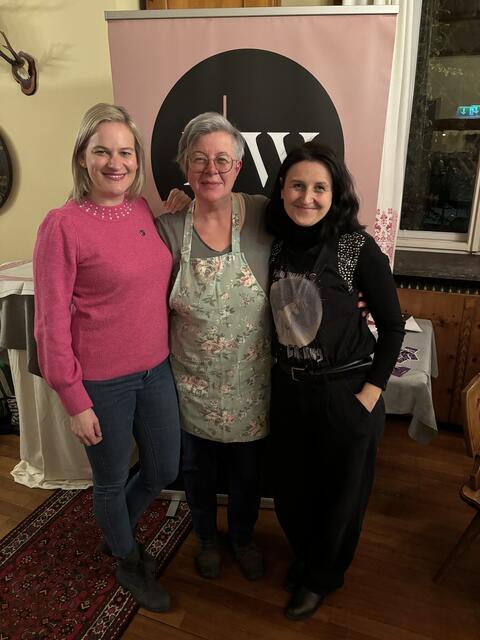 Valerie Böckel, Ilse Blachfellner-Mohri und Gunilla Plank führten bestens gelaunt durch den Abend. | Foto: Laura Jung