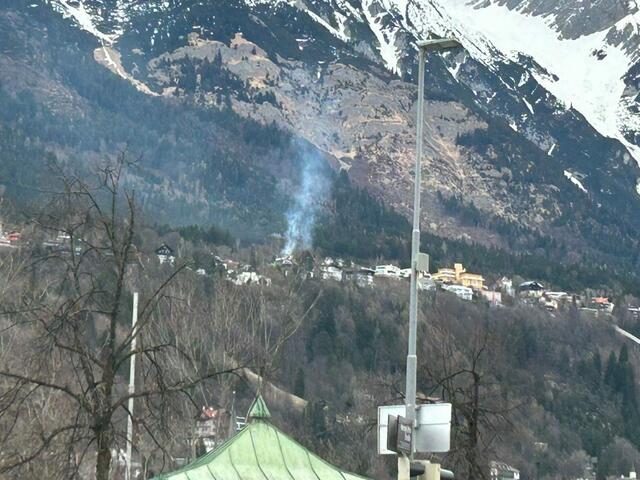 Böschungsbrand bei der Liftstütze der Seegrubenbahn auf der Hungerburg. | Foto: FF Hötting