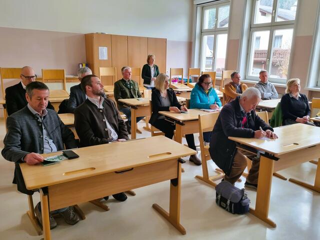 In einem Klassenzimmer der Volksschule Neuberg wurde das Projekt "Waldemar Wurzel naturverträglich unterwegs im Naturpark Mürzer Oberland" vorgestellt. | Foto: Steininger