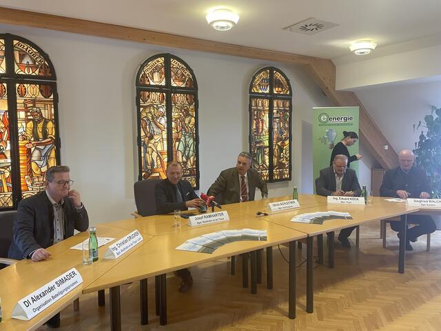 Die Bürgermeister bei der Bekanntgabe der Ergebnisse | Foto: Daniel Schmidt